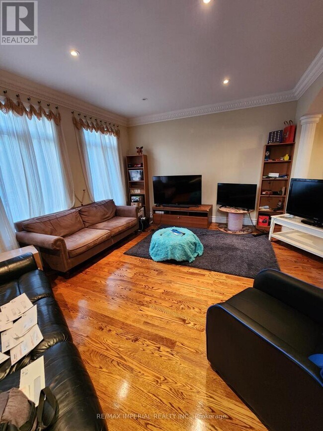 Building Photo - 185 Pemberton Ave