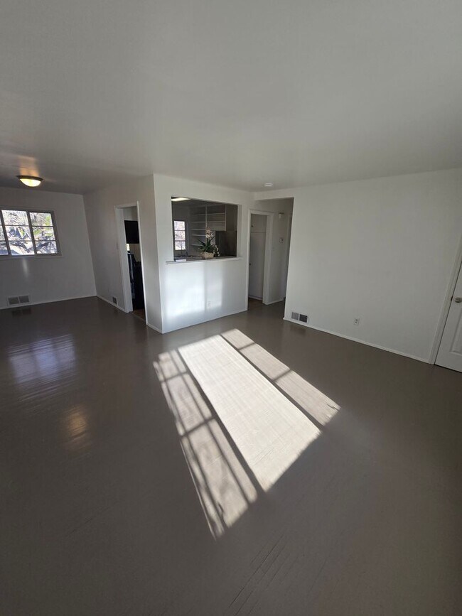 Foto del edificio - Centrally located in the NE Heights 4 bedroom, 1 3/4 Bath 1900 square feet.