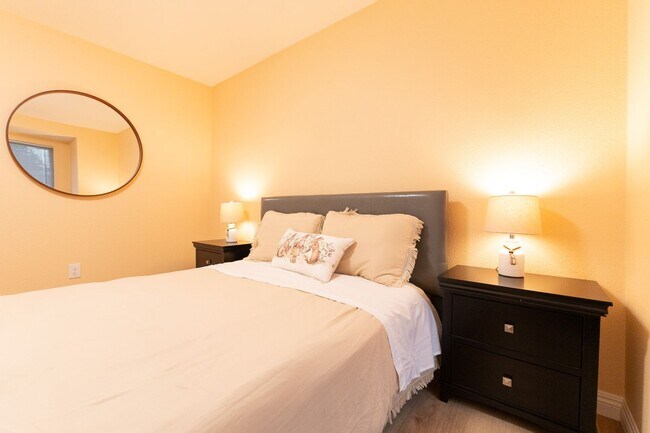 Foto del edificio - Contemporary New home in Monrovia