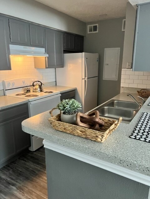 Primary Photo - Springhollow Apartments