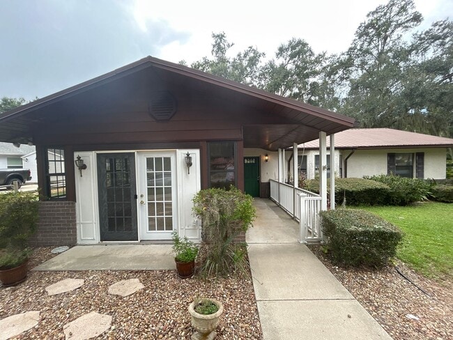 Building Photo - Beautiful 3 Bedroom Home Just Steps from L...