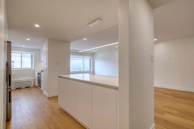 Building Photo - 3555 Chem. de la Côte-des-Neiges