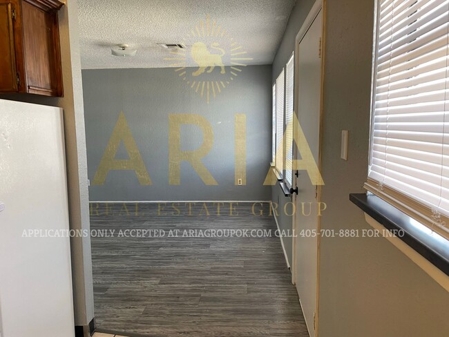 Building Photo - 2 Bed/1 Bath Unit in Noble - Available for...