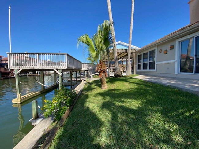 Foto del edificio - Updated, Waterfront Home w/ Boatlift and Yard