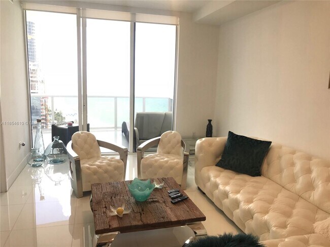 Foto del edificio - 18201 Collins Ave