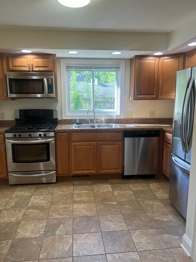 Foto del edificio - 3 Bed, 1.5 Bath Near U of R, Strong & Coll...