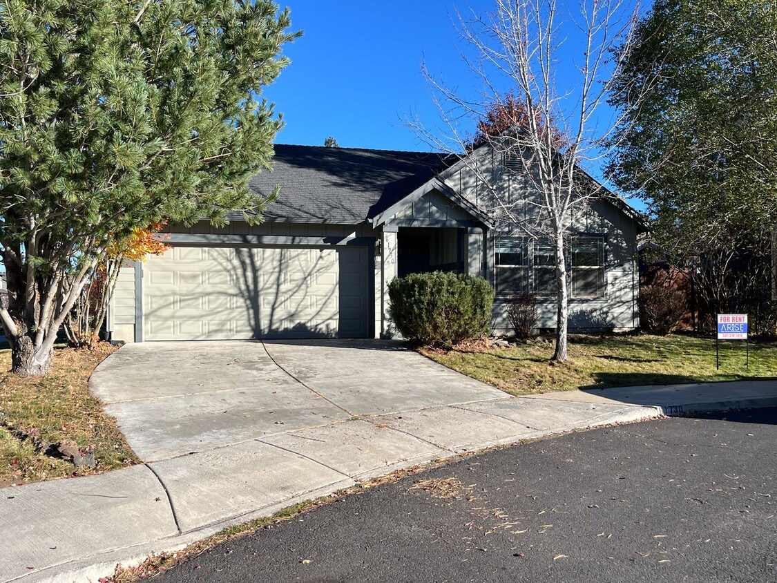 Primary Photo - 3 bedroom, 2 bathroom single story home in...