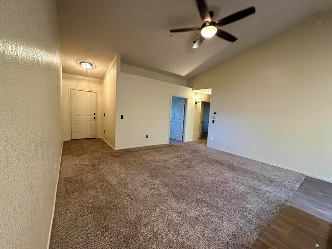 Foto del edificio - 3074 S Todd Ave