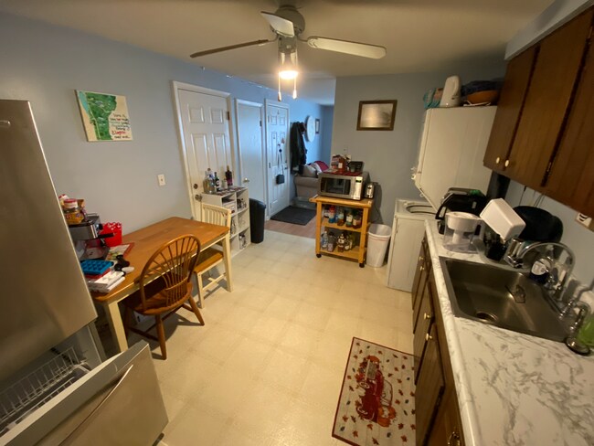 Cocina comedor con lavandería en la unidad. - 119 Main St