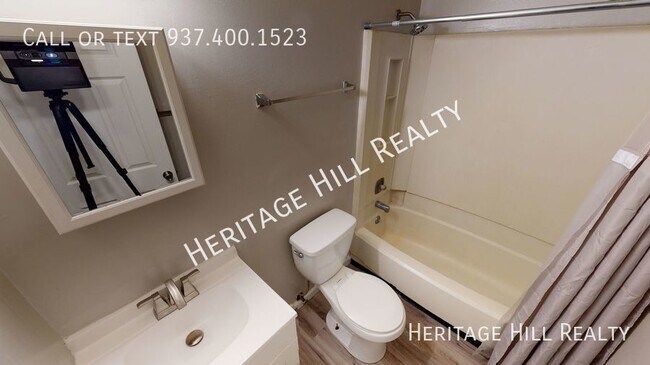 Building Photo - Renovated 2 Bedroom, 1 Bath Ranch Apartmen...