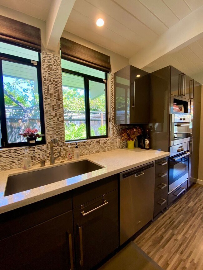 Building Photo - Modernized Eichler Masterpiece