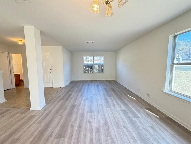 Foto del edificio - 1913 Overland Dr