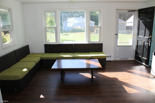 Foto del edificio - 16 Wakefield Ave