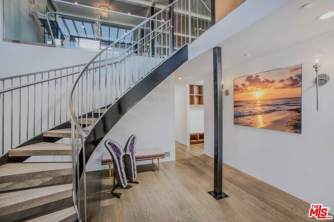 Foto del edificio - 2105 E Balboa Blvd