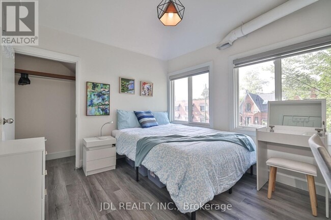 Photo du bâtiment - 5 Sorauren Ave