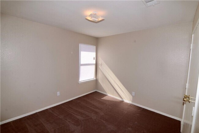 Building Photo - Spectacular 4 bedroom home!  Call to view ...
