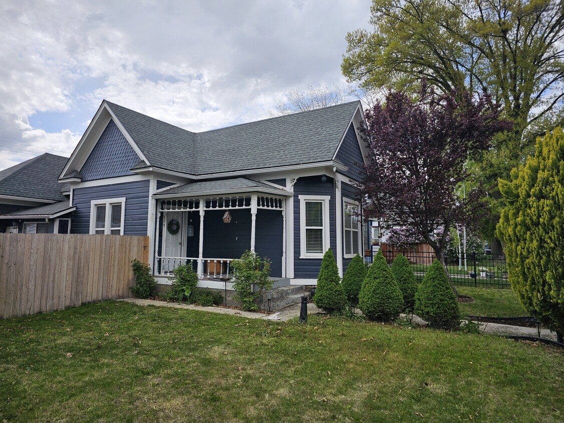 Primary Photo - 129 W Court St