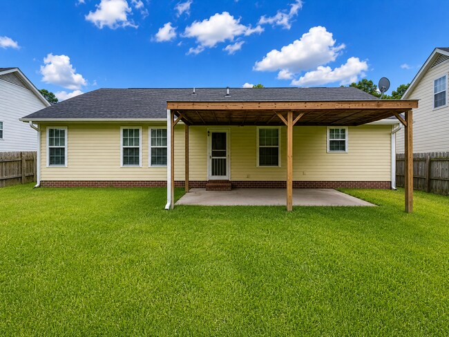 Building Photo - Adorable 3 bed, 2 bath w/ Attached Garage!