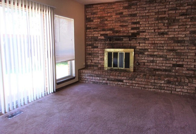 Building Photo - 2 Bed 2.5 Bath 2 Car Garage