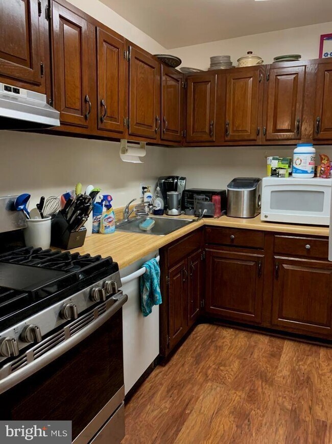 Foto del edificio - 10547 Twin Rivers Rd