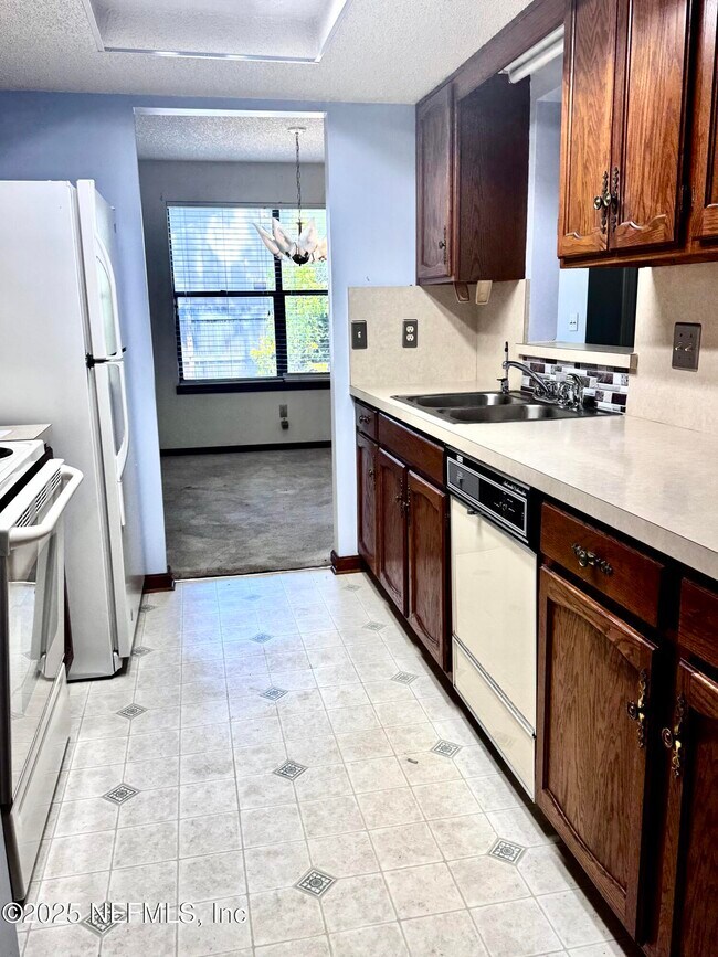 Foto del edificio - 8167 Sable Woods Dr N
