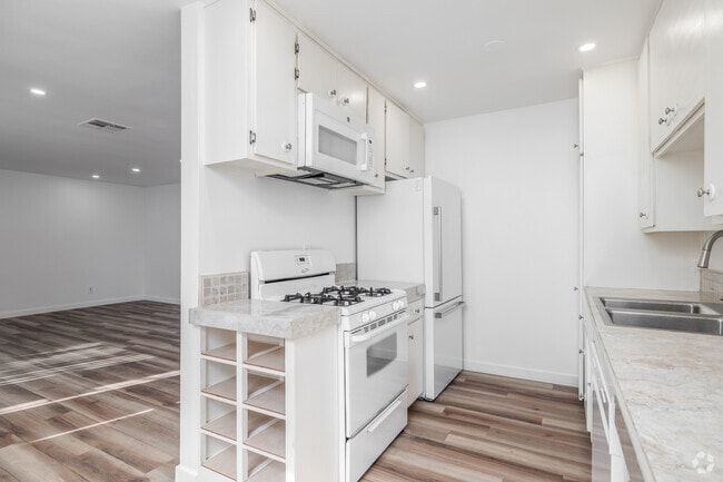 2BR, 2BA - 1,120SF - Kitchen - 5917 Buffalo Ave