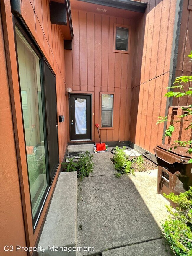Building Photo - 3 br, 2 bath House - 1935 Waters Edge St #B