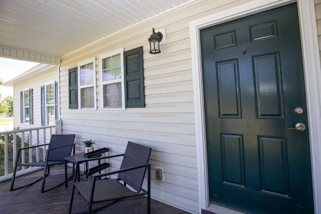 Foto del edificio - Charming 3 BR/2BA Ranch with fully fenced ...