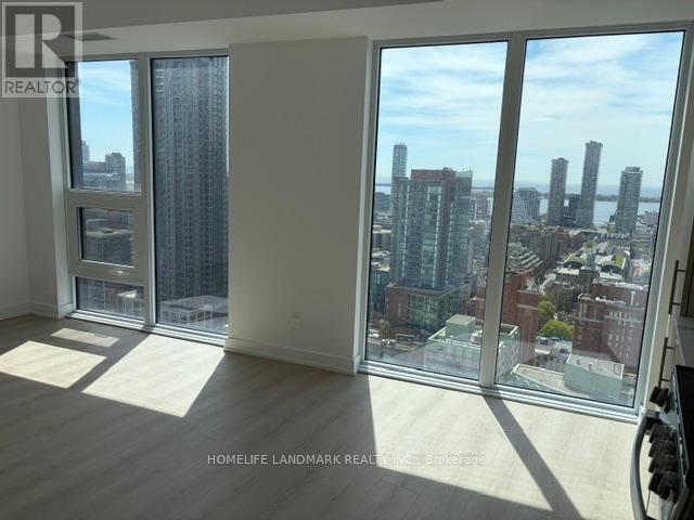 Photo du bâtiment - 100 Queen St E