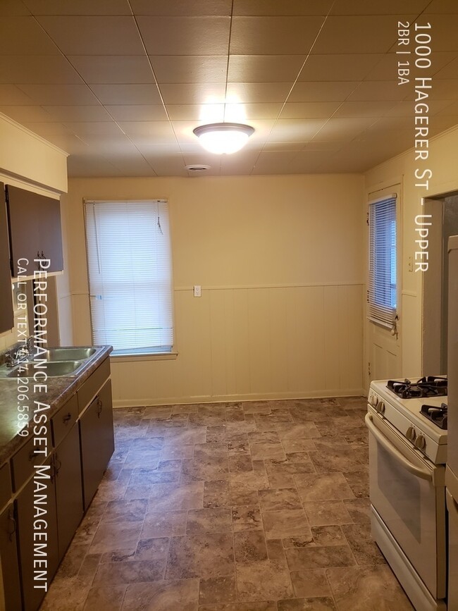 Building Photo - Spacious 2 bedroom Racine upper