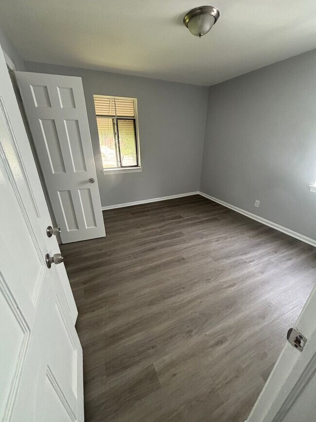 Building Photo - 3bd Single Section 8
