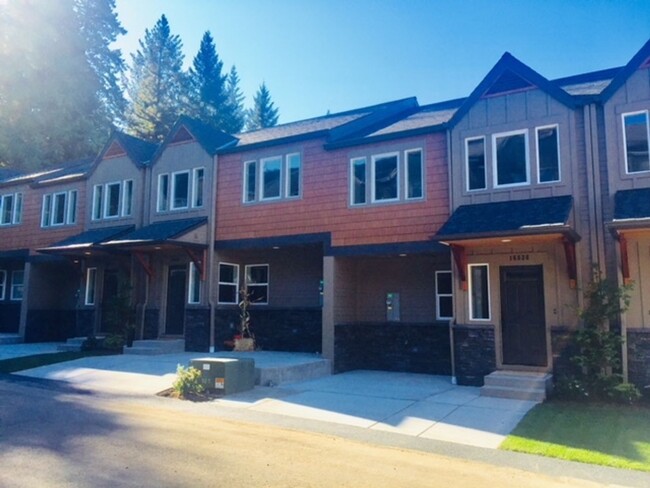 Foto del edificio - CHAMPION VILLAGE LUXURY TOWNHOMES IN SANDY...