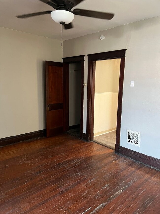 Building Photo - Charming 2nd Floor, 1 bd with new bath. Be...
