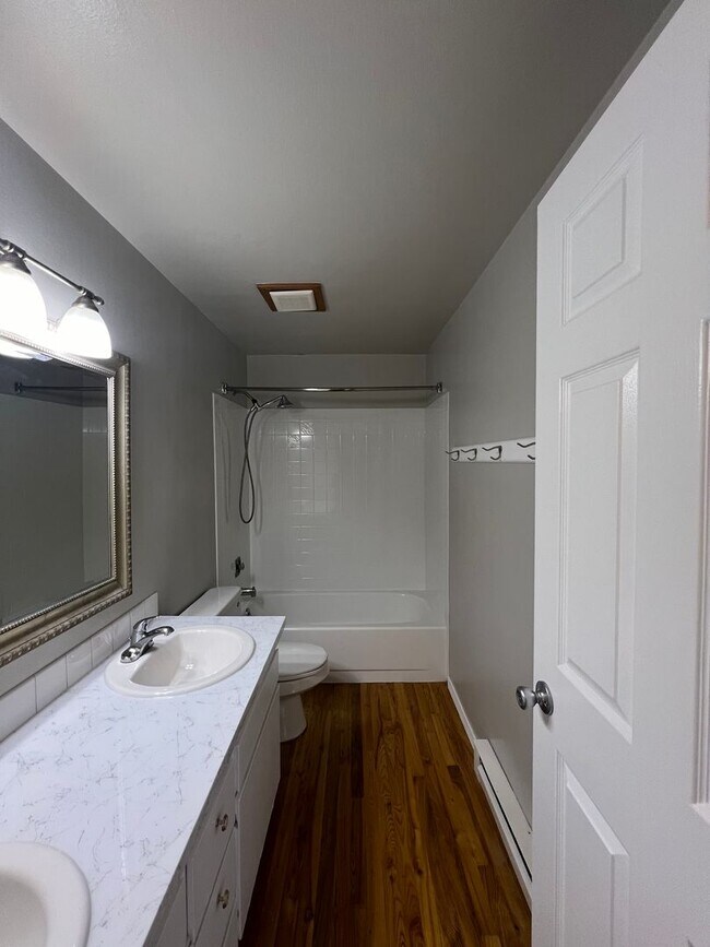 Foto del edificio - 2122-2124 W Regina Ave