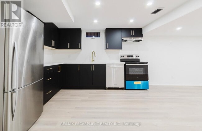 Building Photo - 211 Green Rd