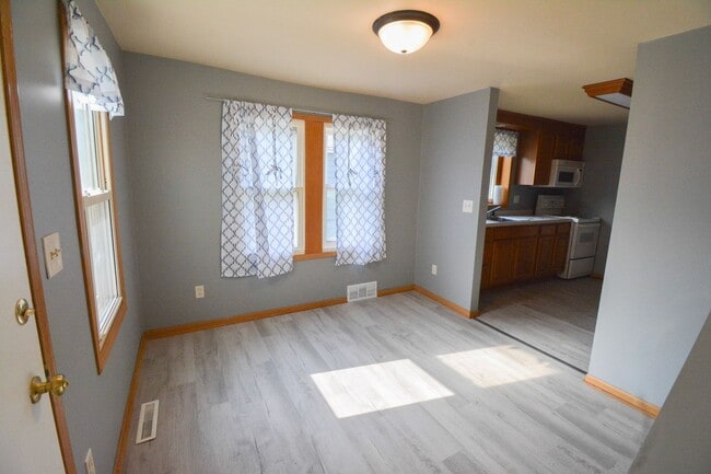 Building Photo - 1 Bed, 1 Bath Home for Rent – Near Mayo Cl...
