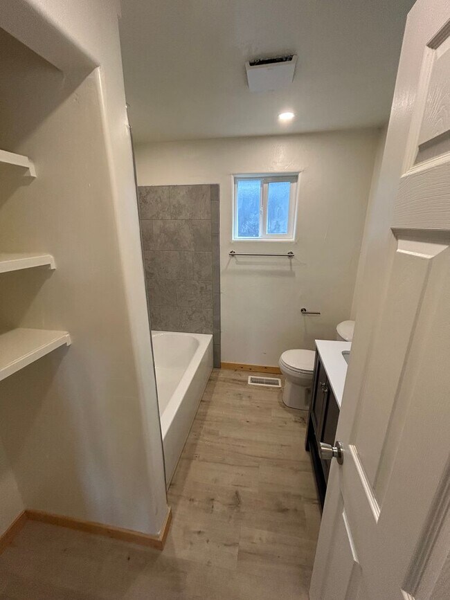 Foto del edificio - 156-166 A St W (CG)