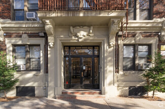 Entrada - 839 E 19th St