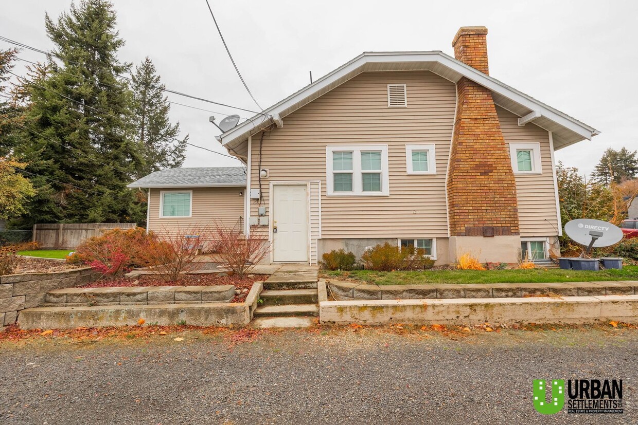 Primary Photo - Introducing a charming 2-bedroom, 1-bathro...