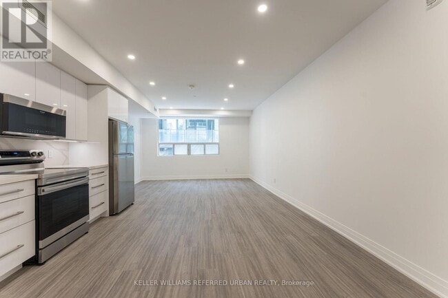 Building Photo - 475 Queen St W