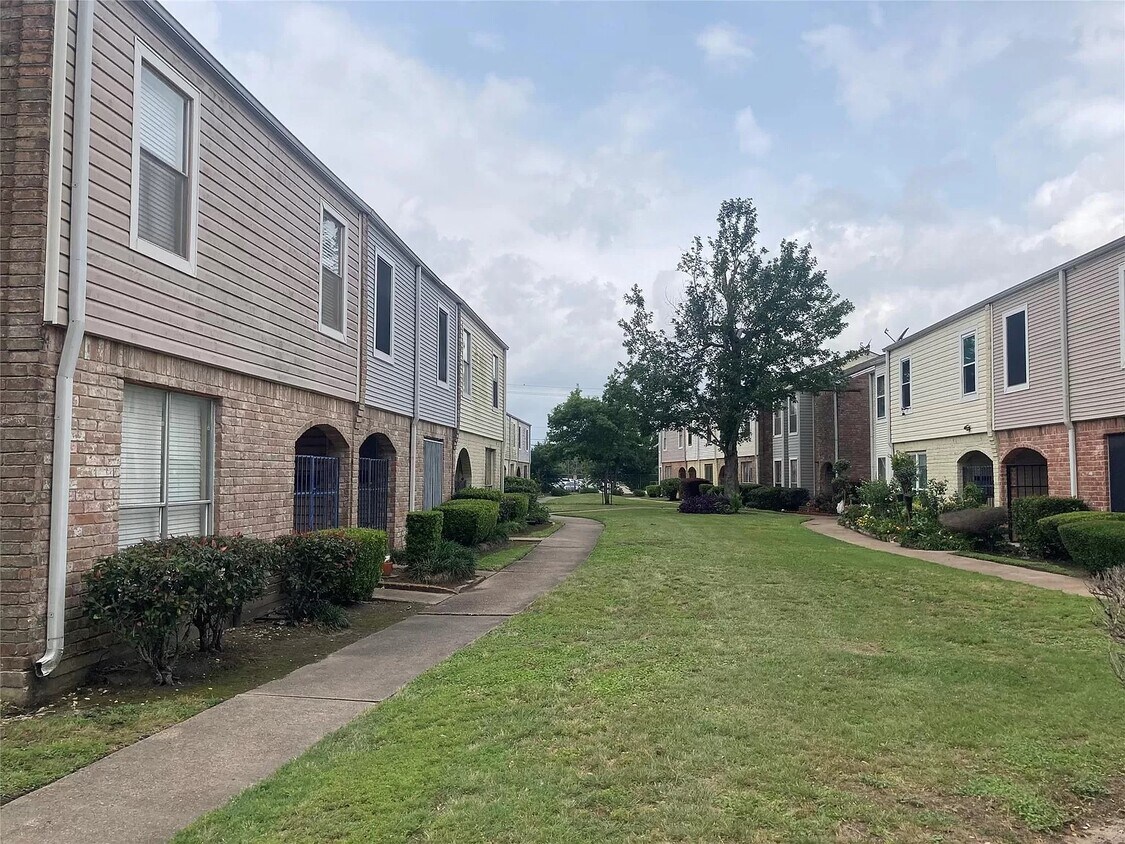 Foto principal - 9022 Wilcrest Dr