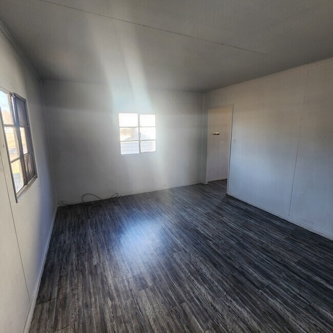 Building Photo - 501 Plum St