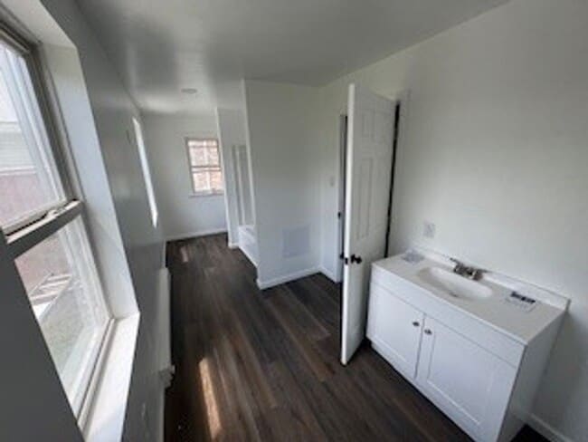 Building Photo - 1 bedroom 1 bathroom