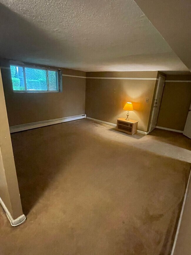 Foto del edificio - W ROXBURY/CHESTNUT HILL 1 BED with PARKING, HT, AND HW INCLUDED!   GREAT DEAL!!