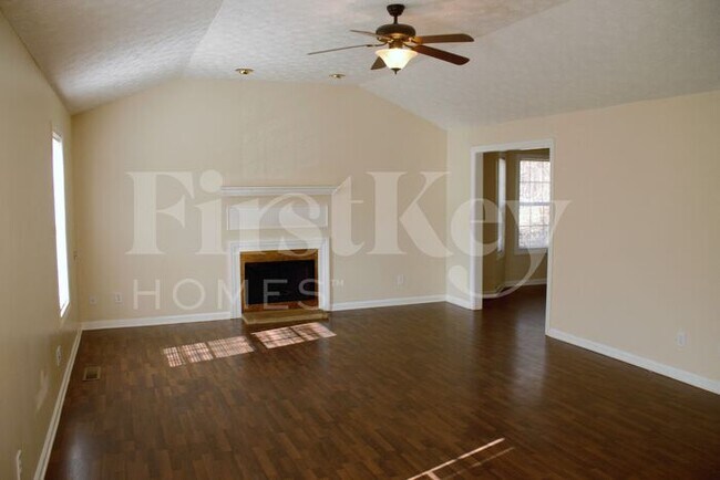Foto del edificio - 3930 Pine Tree Ln