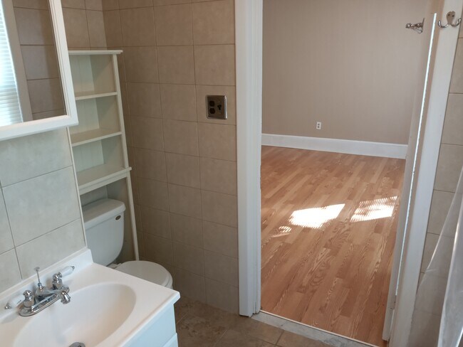 Bathroom - 1111 Hart St