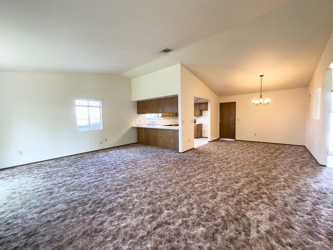 Foto del edificio - Spacious Home on the West Side of Redding ...