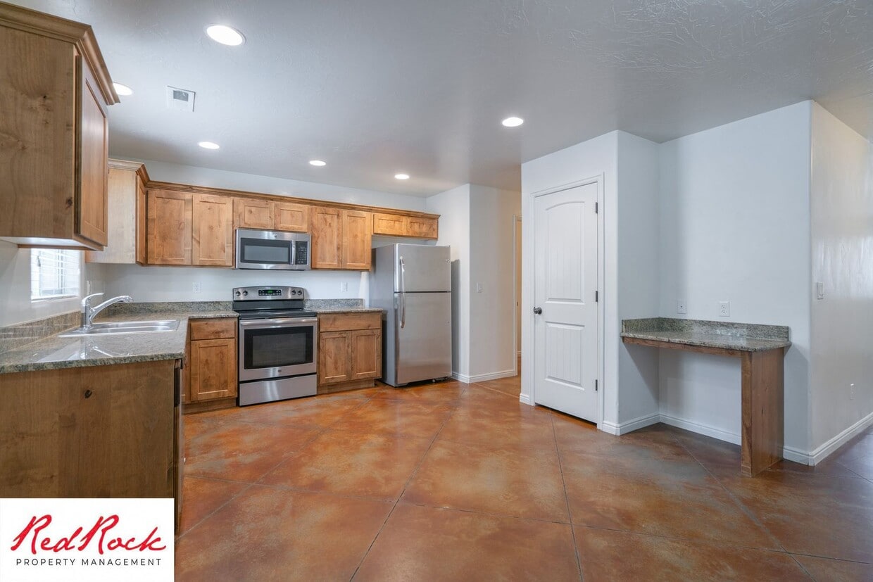 Primary Photo - End Unit, DOG-FRIENDLY 3 Bedroom Townhome ...