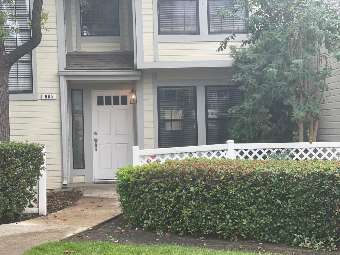 Primary Photo - 965 E Foxhill Dr