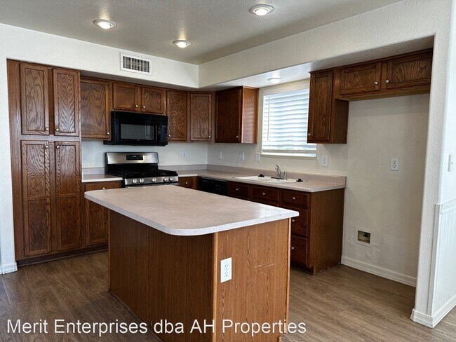 Building Photo - 4 br, 2.5 bath House - 12633 W SHERIDAN ST